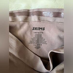 Skims Solutionwear Maternity mid thigh short